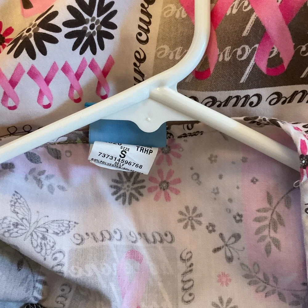 HQ Scrubs Breast Cancer Awareness Top, Cute and in great condition.  Fitted, Sm - Picture 8 of 13